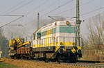 28.03.2007, Saalfeld, Lok 4070.04 fährt mit einem kurzen Bauzug in Richtung Probstzella aus.
