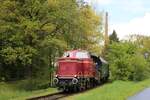 Am 26.04.2024 kam die historische V 65001 der Osnabrücker Dampflok Freunde mit einem kurzen Sonderzug zur Firma Schoeller in Lüstringen. Hier schiebt sie gerade ihren Wagenpark in das Firmengelände an der Straße Burg Gretesch in Lüstringen. 