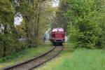 Am 26.04.2024 kam die historische V 65001 der Osnabrücker Dampflok Freunde mit einem kurzen Sonderzug zur Firma Schoeller in Lüstringen. Hier schiebt sie gerade ihren Wagenpark in das Firmengelände an der Straße Burg Gretesch in Lüstringen. Im Hintergrund ist leider etwas verdeckt die Dampfspeicherlok der Fa. Schoeller zu sehen.