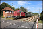 Am 7.9.2024 waren die Osnabrücker Dampflok Freunde mit ihrem Oldtimer Zug unterwegs nach Lingen.
In Westerkappeln - Velpe musste die Garnitur mit V 65001 einen Triebwagen vorbeilassen. Danach wummerte die Lok endlich los und passierte um 16.18 Uhr dabei mit ihrem Zug das alte Stellwerk in Velpe.