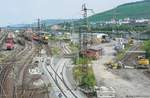 Blick von der Brücke der Rothofstraße auf den Rangierbahnhof Würzburg-Zell am 12.8.09 (Bild 3 v.3): Links noch mal 290 519 und rechts der Ostrand des Gleisfelds.