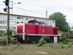 290 018 am 23.07.2000 gegenüber dem Hbf. Heidelberg vor einem
 Gebäude der US-Army.