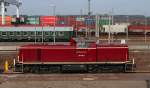 Am 27.02.2016 stand die 290 008-2 von Railsystem RP in Glauchau und wartet auf neue Aufgaben. Im Hintergrund erkennt man das Containerterminal von Glauchau.