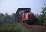 290 298 mit einer Übergabe von Bövinghausen in Richtung Schwerin, 27.04.1993. Das genaue Ziel der Fuhre ist mir nicht bekannt. Die Bruecke quert die Emschertalbahn südlich von Castrop Rauxel Merklinde.


