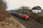 291 034-7 schiebt am 16.03.15 einen Containerzug durch Jößnitz.