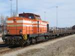 293 884 (Lok 42) der Augsburger Localbahn am 04.04.2018 mit einem Güterzug in Kaufering.