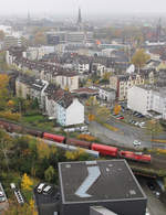 Von der Aussichtsplattform auf dem Förderturm des  Deutschen Bergbaumuseum  in Bochum entstand dieses Foto einer 294 nebst Übergabe.
Aufgrund der Entfernung ist mir die Nummer unbekannt.
Wegen Umbauarbeiten ist die Aussichtsplattform mittlerweile für mehrere Monate geschlossen.
Aufnahmedatum: 15. November 2017