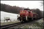 DB 294952-2 ist hier am 11.03.2019 um 12.11 Uhr mit einem schweren Güterzug auf dem Weg nach Georgsmarienhütte. Am Hüggel entlang hatte es noch einmal geschneit, so dass sich für kurze Zeit eine Winter Szene ergab.