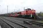 294 590-5 rangiert am 15.04.2016 mit einem Autozug im Güterbahnhof Osnabrück.