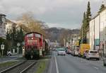 Laut pfeifend und mit maximal 20 km/h fährt 294 671-2 am 12.02.2020 entlang der Kölner Straße mit ihrem Zug nach Ennepetal-Altenvoerde mitten durch Gevelsberg. Aufgrund der guten Konjunktur verkehrt momentan neben dem Morgenzug auch eine nachmittägliche Übergabe, eine gute Gelegenheit für einen Langschläfer wie mich, den schon lange geplanten Besuch dieser Bahn in die Tat umzusetzen.