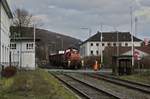 Gesichert durch einen Bahnmitarbeiter überquert die 294 671-2 am 12.02.2020 den Bahnübergang an der Milsper Straße in Ennepetal-Altenvoerde.