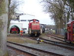 DB 294 908-9 holt am 12.02.2020 im AlzChem Werk Schalchen in Tacherting einige Wagen ab. Im Schupen steht die 323 723.