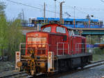 Am Hattinger Bahnhof stand Mitte April 2020 die Rangierlokomotive 294 700-0.