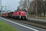 Aus dem Anschlußgleis in Kochendorf ist so eben die 294 825-5 mit einem gemischten Güterzug gen Bad Friedrichshall Hbf fahrend zusehen. 1.2.2022