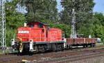 DB Cargo AG, Mainz mit ihrer  294 952-7  (NVR:  98 80 3294 952-7 D-DB ) mit einem Drehgestell-Flachwagen am 02.05.24 Höhe Berlin Springpfuhl.