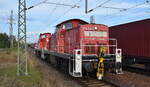 DB Cargo AG, Mainz mit einem Lokzug  294 574-9  (NVR:  98 80 3294 574-9 D-DB ) mit  294 597-0  (NVR:  98 80 3294 597-0 D-DB ) am Haken am 08.10.24 Durchfahrt Bahnhof Schönefeld b. Berlin.