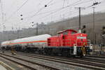 DB 294 653-1 mit vier Gaskesselwagen, am 04.02.2025 bei der Einfahrt in Wrzburg Hbf. Standort ffentlicher Weg neben den Gleisen.