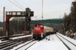 294 787-7 hat ihre bergabe von Wuppertal - Steinbeck aus ber das Gtergleis gezogen und wechselt in Wuppertal - Zoologischer Garten auf die Gleise der S-Bahn.