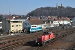 294 587 (98 80 3294 587-1 D-DB) als Rangierfahrt und im Hintergrund wartet 223 063 auf den ALX353 am 08.03.2013 in Schwandorf