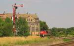 DB 264 663-0 mit einer bergabe (ein Schiebewandwagen) am 22.08.2013 in Zeitz.