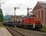 Die 294 780-2 (V 90 remotorisiert) der DB Schenker Rail Deutschland AG rangiert am 03.09.2013, mit Coils beladenen Schwerlastwagen der Gattung Sahmms-t 710, im Bahnhof Ferndorf (Kr. Siegen).