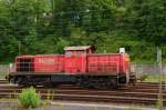 294 681-2 beim Umrangieren in Neckarelz. Vorwenigen Minuten hat sie einen mit Stammholz beladenen Wagon vom Freiladegleis auf das Gleis 4 geschoben und umfährt ihn jetzt über Gleis 5. 28.5.2014