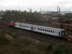 Am 20.10.14 rangierte 294 801 2 Militär Personenwagen vor einen Güterzug. Auf einem der Wagen steht Montgome leider kann ich nicht sagen welche Stadt auf den anderen Wagen steht. 
Wahrscheinlich sind es Wagen von England somit wohl für englische Soldaten. Der einzige Stützpunkt der Engländer um Neuss ist in Mönchengladbach Holt.

Neuss 20.102.2014