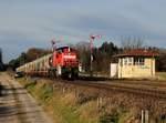 Die 294 804 mit einem Müllzug am 12.12.2014 unterwegs bei der Einfahrt in Tüßling.