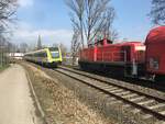 294 748 fährt mit ihrem Güterzug in Richtung Ulm, während 612 009 aus Ulm heraus als Ire nach Friedrichshafen beschleunigt. // März 2018