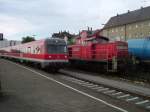 614 048 fhrt an der in Amberg abgestellten 294 685 vorbei. (Amberg, 04.08.2006)