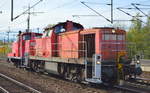 DB Cargo AG mit dem Lokzug  294 809-9  (NVR-Nummer: 9880 3 294 809-9 D-DB) mit  362 406-1  (NVR-Nummer: 9880 3 362 406-1 D-DB) am Haken am 18.10.19 Durchfahrt Bf. Flughafen Berlin Schönefeld Richtung Cottbus.