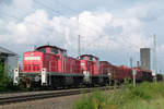 01. Oktober 2014, Lichtenfels, am Bahnübergang Reundorfer Straße: Die Lokomotiven 294 687 und 294 580 verlassen Lichtenfels mit einem Holzzug in Richtung Bamberg