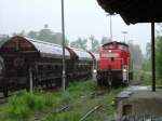 Am 29.05.2007 kommt 294 716 bei starkem Regen in Hirschau an, um die auf Gleis 2 abgestellten Wagen den Werken zuzustellen. (Strecke Amberg-Schnaittenbach)
