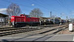 [Reupload]

Trafotransport zu ABB in Halle (Saale)

294 684-6 befährt mit dem Trafozug den Bahnübergang (Bü) Karl-von-Thielen-Straße in Halle (Saale), bevor er auf die Anschlussbahn zum ABB Trafowerk abzweigt.

Eingereiht sind im Einzelnen:
● ein Tiefladewagen mit 20 Radsätzen und Sondereinrichtungen der Gattung  Uaai <sup>831</sup>  (86 80 9960 404-3 D-NeSA), beladen mit dem 230 Tonnen schweren Trafo
● ein Messwagen für Lademaßüberschreitung (LÜ) der Gattung  Dienst ümh <sup>472</sup>  (55 80 99-46 002-1 D-NeSA)
● ein Gerätewagen (27 80 1501 015-2 D-NeSA)

Aufgenommen hinter der Schranke.

🧰 DB Cargo / Eisenbahn-Betriebsgesellschaft Neckar-Schwarzwald-Alb mbH (NeSA) für Spedition Kübler GmbH
🕓 26.4.2021 | 11:06 Uhr