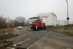 DB Cargo 294 643-2 am 14.01.22 in Hanau Hafen von einen Gehweg aus fotografiert