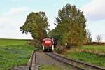 Standard Zug auf der Werkbahn zwischen Hasbergen und Georgsmarienhütte ist zur Mittagszeit wochentags eine DB 294, die Leerwagen nach Hütte bringt und Stahlgüter von dort abholt.
Am 10.11.2022 war DB 294957-6 im Einsatz und erreicht hier um 13.32 Uhr den ehemaligen Haltepunkt Augustaschacht im Ortsteil Hasbergen - Ohrbeck.