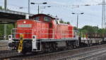 DB Cargo AG, Mainz mit ihrer  294 955-0  (NVR:  98 80 3294 955-0 D-DB) und einigen Güterwagen Richtung Rbf. Seddin am 30.05.24 Höhe Bahnhof Schönefeld b. Berlin.