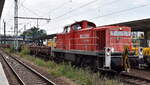 DB Cargo AG, Mainz mit ihrer  294 820-6  (NVR:  98 80 3294 820-6 D-DB ) und einigen Güterwagen am 06.06.24 Durchfahrtgleis Bahnhof Berlin-Lichtenberg.