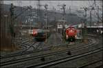 Nachdem die  Ruhr-Sieg-Bahn  in den Bahnhof eingefahren ist, wartet die Duisburger 294 790 mit ihren Haubenwagen auf die Abfahrt zum Gterbahnhof.