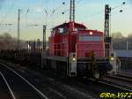 Diese 294 886-7 mit Flachwagen am Haken, durchfuhr heute am frhen Abend den Wittener Hbf. 11.02.2008.