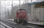 294 780 durchfhrt bei einem Regenschauer den Bahnhof Plettenberg Richtung Werdohl.