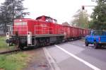 294 856-0 schiebt leere Gterwagen zu einem Schrottverwerter in Viersen am Morgen des 27.5.2010