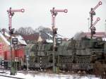 Ein Zug mit Panzern der US-Army verlt gerade den Bahnhof Pressath (Oberpfalz/Bayern).
Ganz in der Nhe befindet sich der grte europische Truppenbungsplatz der US-Streitkrfte (Grafenwhr), deshalb sieht man Zge dieser Art hier hufiger.
(Bild aufgenommen am 4.12.2005)