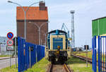 Rangierlok der BR 295 vor dem geöffneten Tor des Nordhafens in Stralsund.