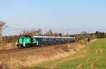 295 098-8 (98 80 3295 098-8 D-FLEX) Flex Bahndienstleistungen GmbH Leipzig [D] holte am 08.04.18 vier Personenwagen aus Neumark/Sachs. nach Nürnberg. Hier ist der Zug bei Plauen/V. zu sehen.  