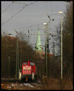 295053-3 rangiert vor der im Hintergrund sichtbaren Kirchturmspitze der evangelischen Kirche am 28.2.2005 im Bahnhof Hasbergen.