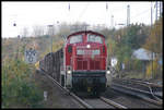 DB 295060-8 kommt auf der Rollbahn am 1.11.2005 mit einem Güterzug in Richtung Osnabrück durch den Bahnhof Hasbergen.