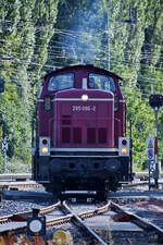Die 1978 bei MaK gebaute dieselhydraulische Lokomotive 295 096-2 ist Mitte September 2019 in Darmstadt-Kranichstein unterwegs.