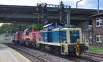 DB Cargo AG (D) mit dem Lokzug Railsystems RP  295 041-8  (NVR:  9880 3 295 041-8 D-RPRS ) mit  261 027-7  (NVR:  92 80 1261 027-7 D-DB ) +  295 044-2  (NVR:  9880 3 295 044-2 D-DB ) am Haken am 25.08.21 Durchfahrt Bf. Hamburg-Harburg.