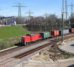 295 026-9 kommt am 1.04.09 im Schritttempo mit einem Containerzug aus Hamburg-Altenwerder in den Rbf Alte-Sderelbe gefahren.